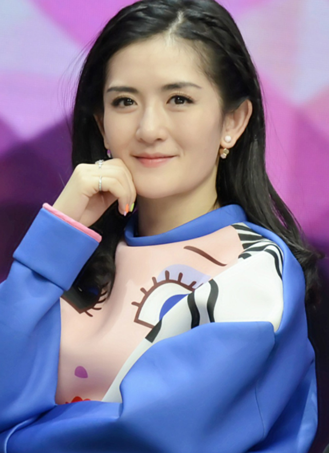 张杰谢娜携仨女儿公园玩耍,2岁小咘芽与姐姐们嬉戏,温馨互动!