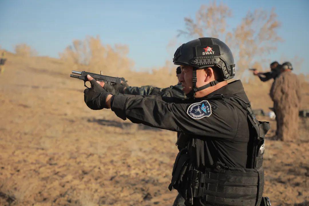 一线传真 兵团第十二师公安特警沙漠驻地训练战味十足