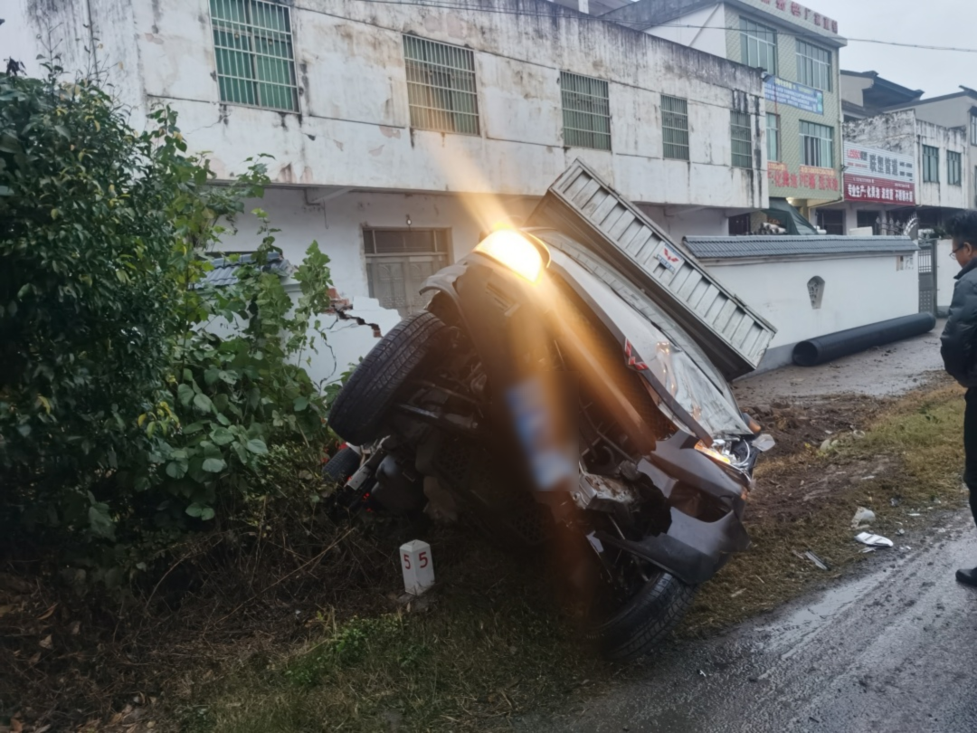 太危险茅店两辆货车雨天打滑车辆失控漂移