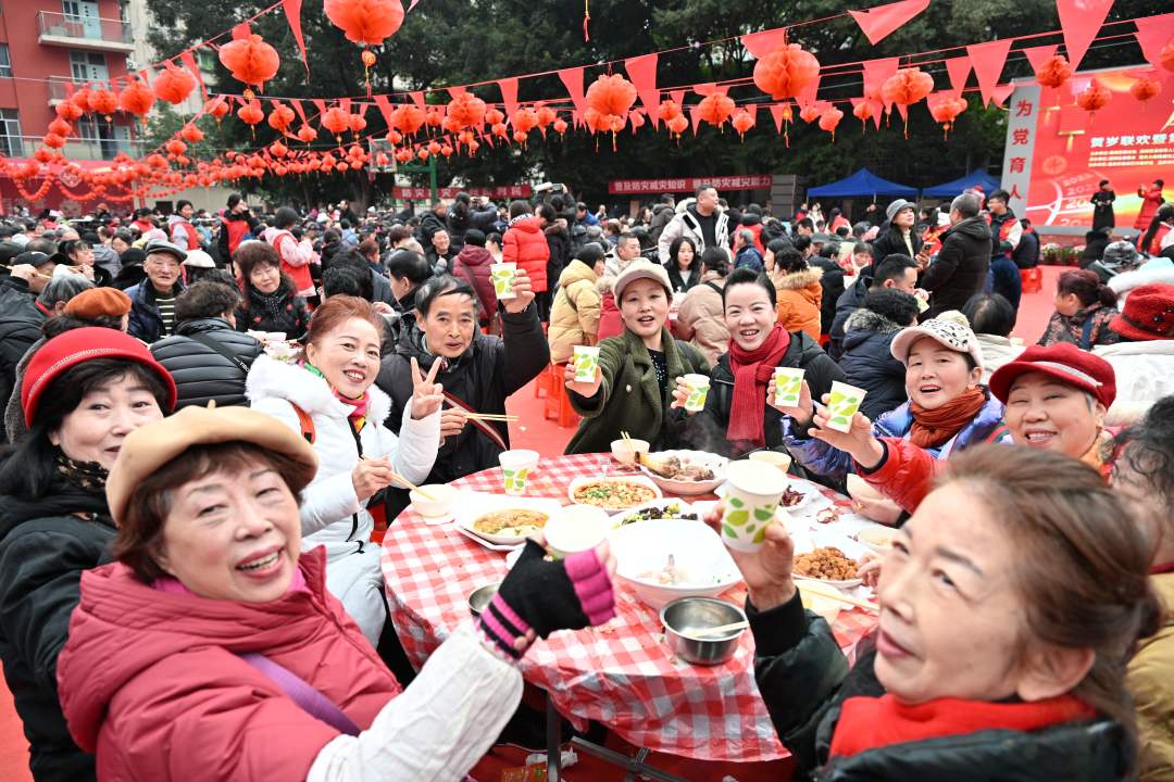 重庆南坪街道3000余位居民同吃团年饭