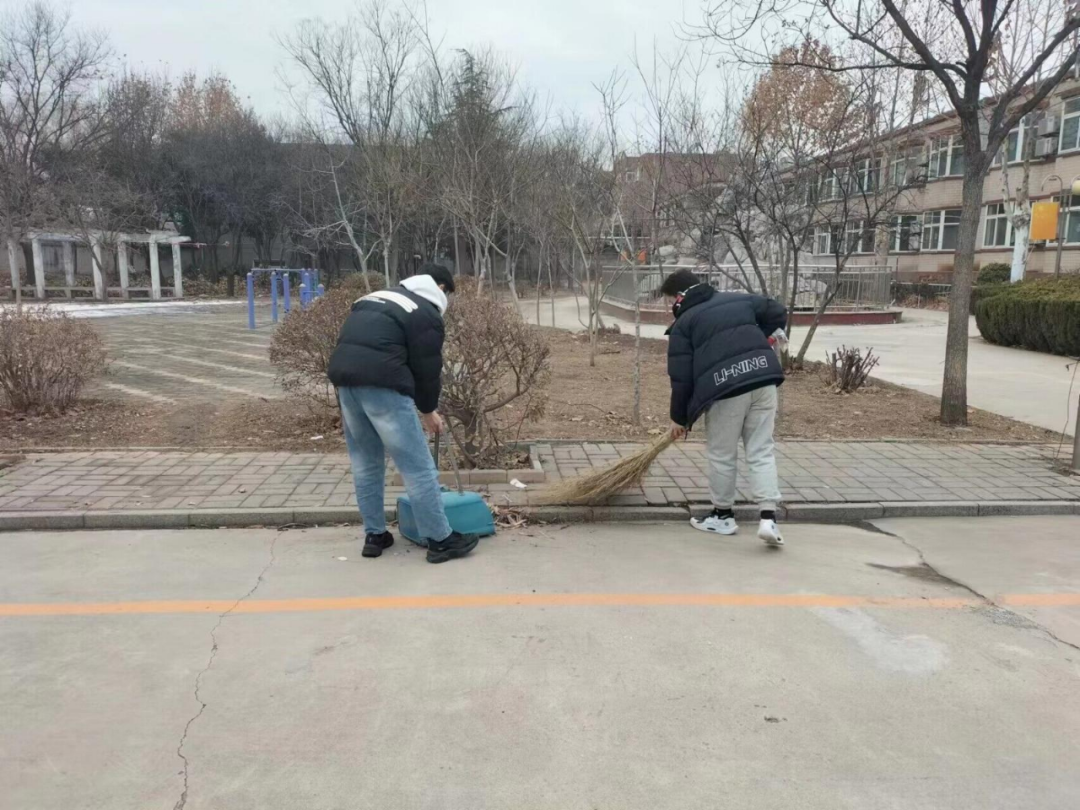 学生在养老院扫地图片图片