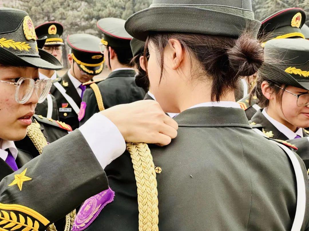 清华大学学生国旗仪仗队举行第30届队员授带仪式