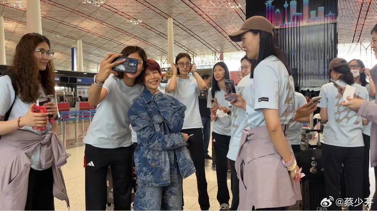 蔡少芬机场偶遇中国女排，化身迷妹与球员们亲密合影