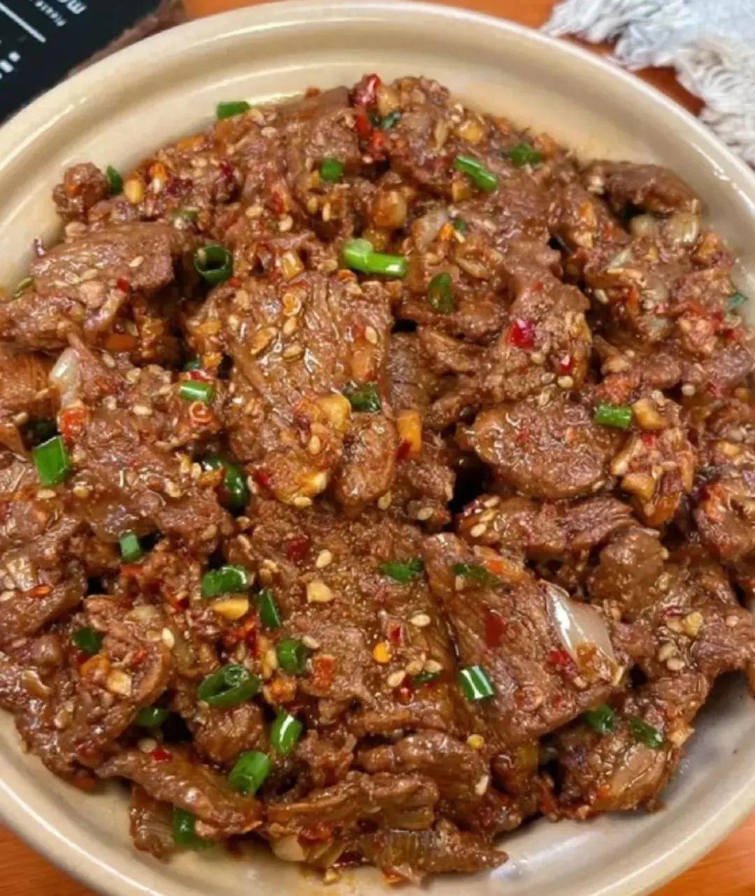 葱爆孜然牛肉,不仅口感鲜美,而且营养丰富