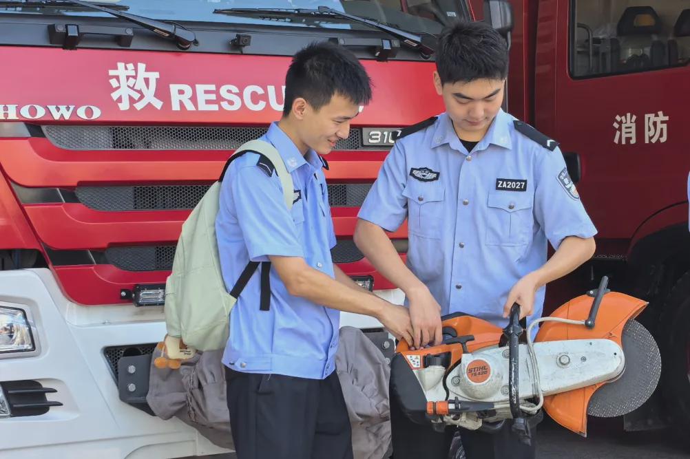 山西警察学院学生走进侯马市消防救援大队体验式观摩学习