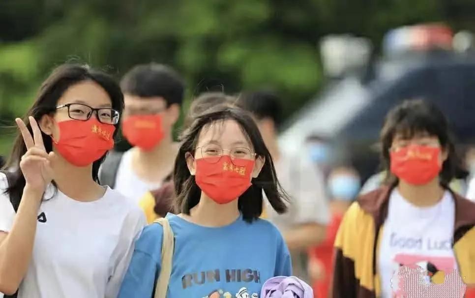 一小孩和妈妈拔萝卜不盖被子(黄)