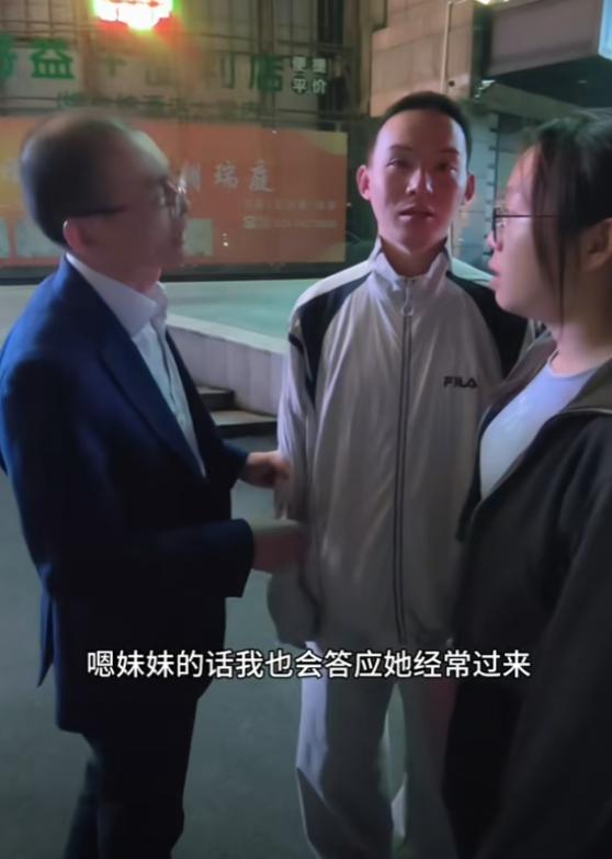 泪奔！谢爸送别浩男回校，句句暖心叮嘱，这画面太感人！