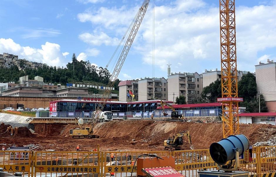 轩楹学府的基坑工程刚刚开始，今年开盘发售有一定难度