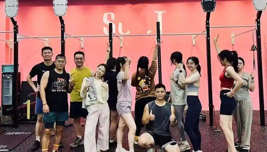 梁某某和健身教练彭某某合影