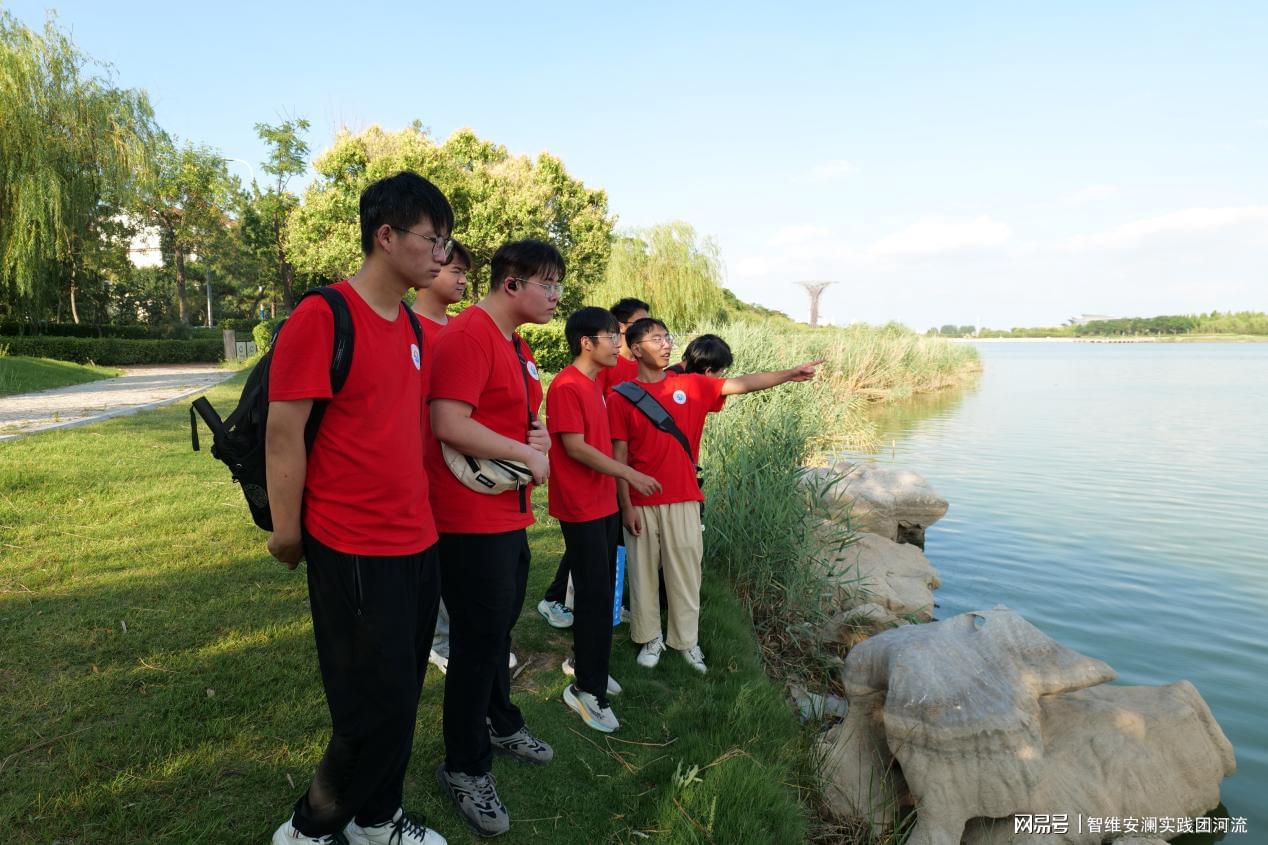 实践团成员进行实地考察