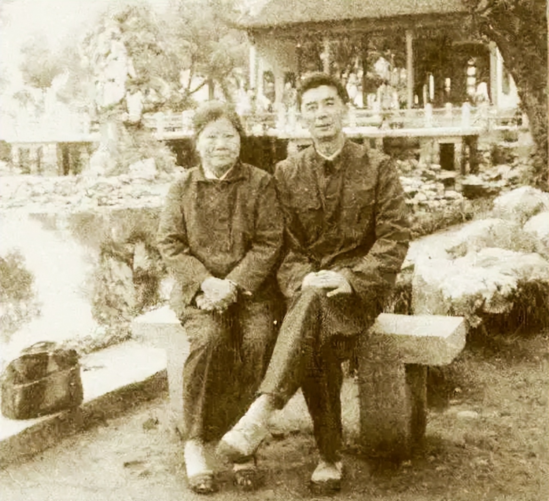 1978年，本文作者耿冬生、江波在杭州西湖。