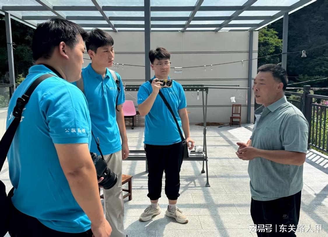 图为实践队员在“月棠宿”民宿调研