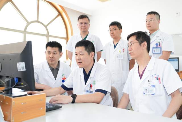 于胜强团队为患者制定治疗方案。