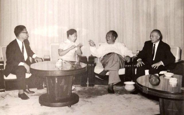 主席接见李宗仁及夫人郭德洁，程思远（左一）