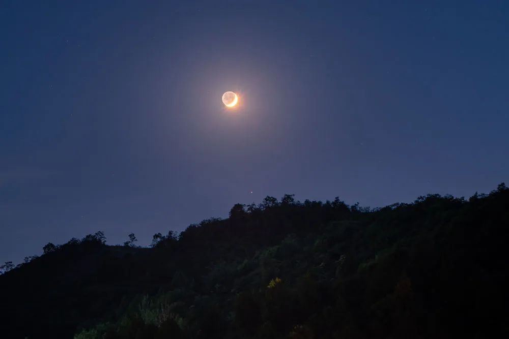 2023年7月21日在甘肃陇南拍摄的火星伴月。（鲁罡 摄）