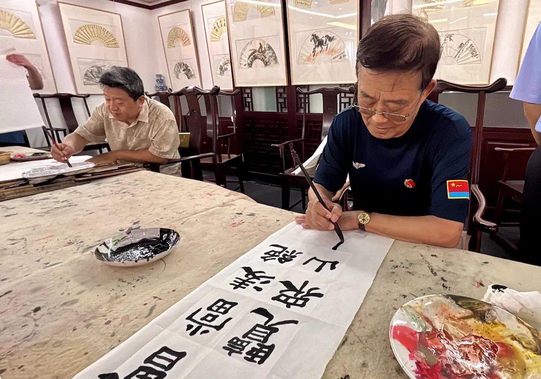 张鹤年在现场挥毫创作