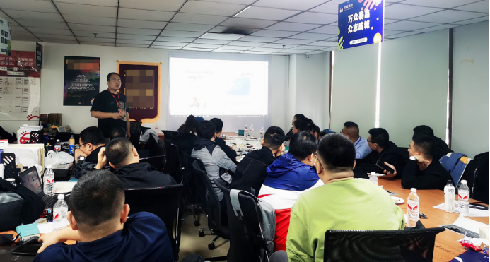上图：易鑫赵航组织团队内培训