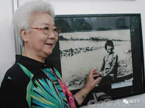 田华在沙飞拍摄的照片前