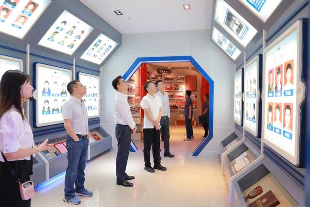 参观信阳高中校史馆