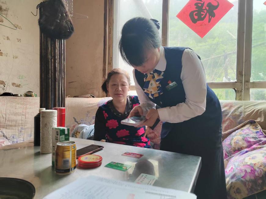 中国人寿寿险奉节县支公司柜面经理苏治兰通过寿险APP为客户办理生