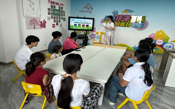 图为志愿团房轩同学为孩子们讲解垃圾分类有关知识。沈晨 供图