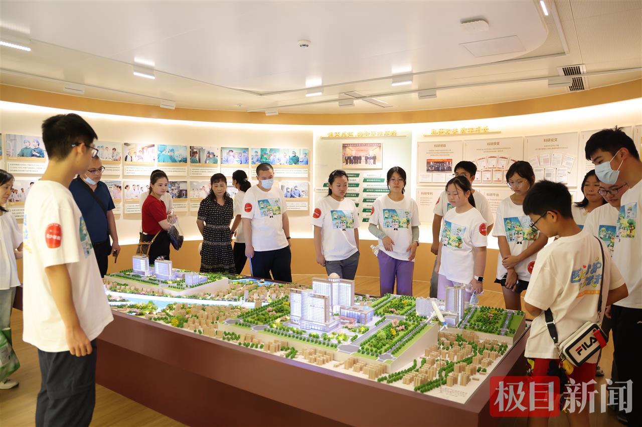 在医院院史馆了解武汉市中心医院百年历史