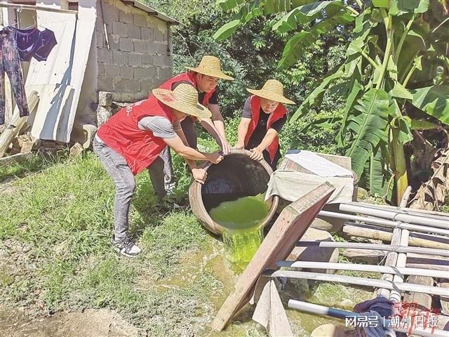 工作人员清除积水。 安宣 摄