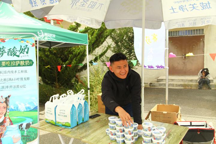 　　8月24日，旦增强巴正向游客介绍酸奶。新华社记者 潘一景 摄