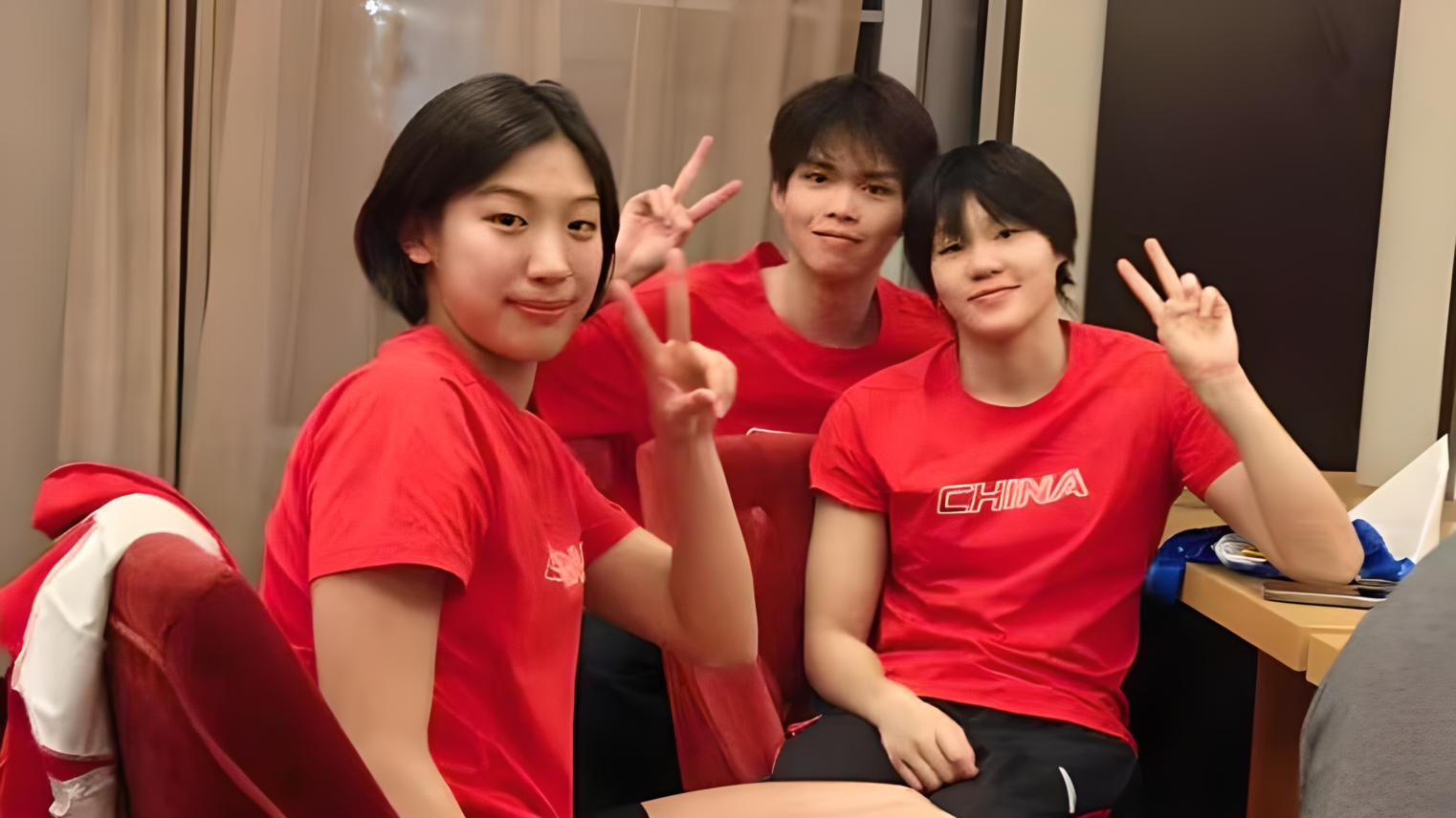 　　杨佩琪（右）、严窕珊（左）和徐海博（中）。中国游泳队供图