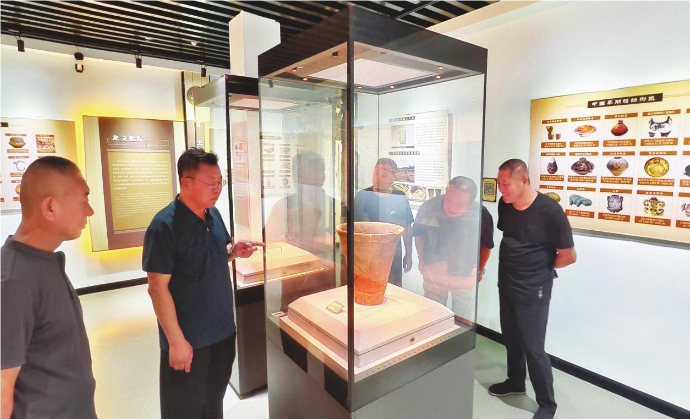 众多游客慕名而来，一睹蛇衔蟾蜍陶罐。