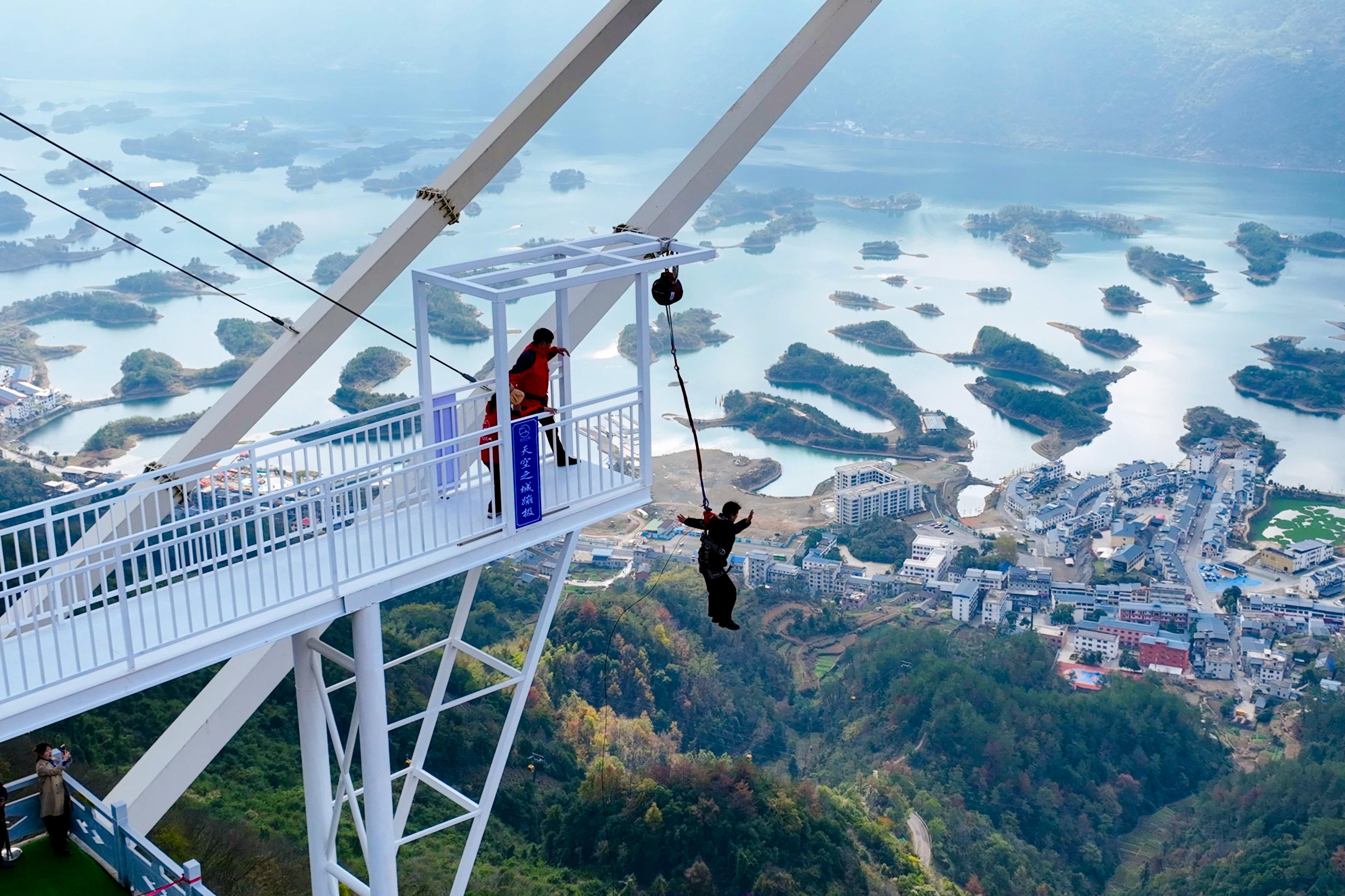 游客在湖北黄石天空之城景区体验“窝囊版”蹦极 景区供图