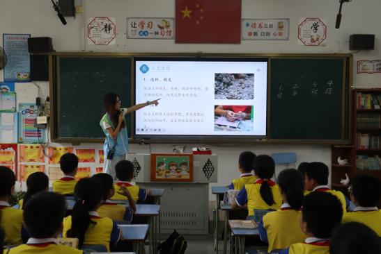 图 3团队成员黄莹讲解四会玉雕相关知识