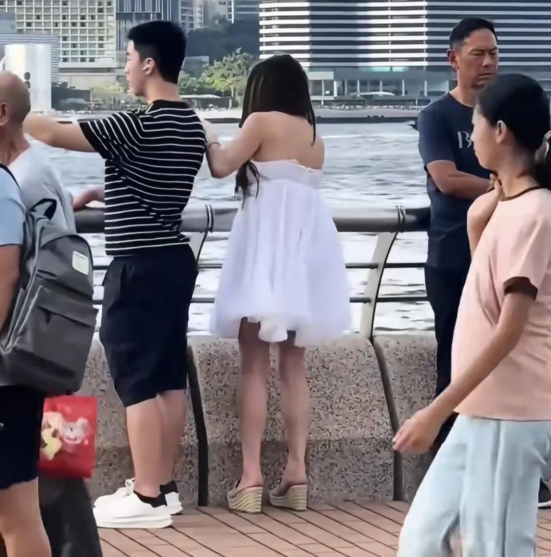 温碧霞全家看江景，她和17岁养子亲密自拍，老公何祖光表情不开心