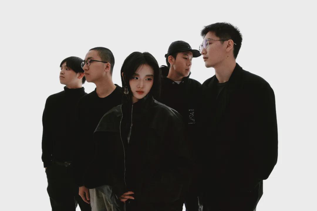 梦游动物园，从左到右：吉他手野味、贝斯手蟲仔、主唱Joi、吉他手