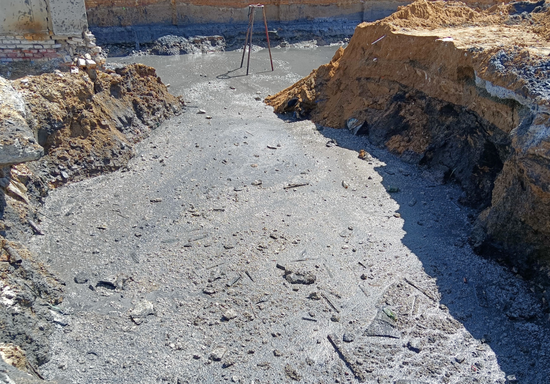 建危废库时，挖出此前填埋的危废。资料照片