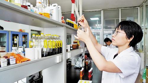  9月24日，晨光生物科技集团股份有限公司研发人员在做辣椒油树脂应用实验。 李卫国摄