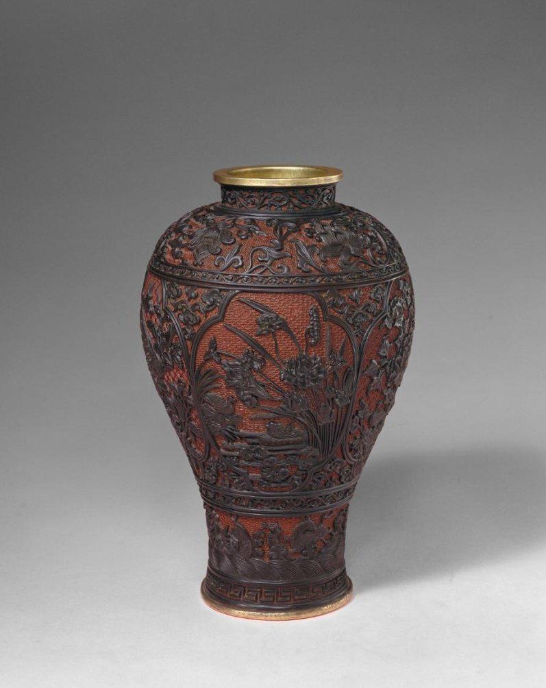 △明代剔黑开光花鸟纹梅瓶，故宫博物院藏。