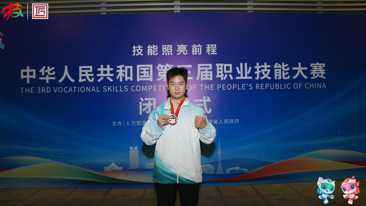 图为铜牌获得者徐洪力