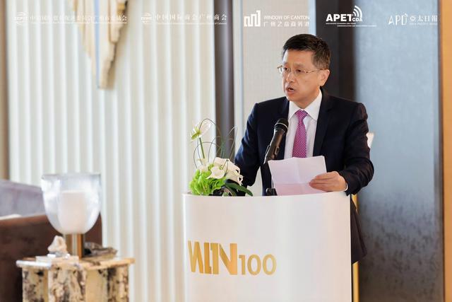 图为亚太经贸发展联盟、《亚太日报》董事长金文胜发言
