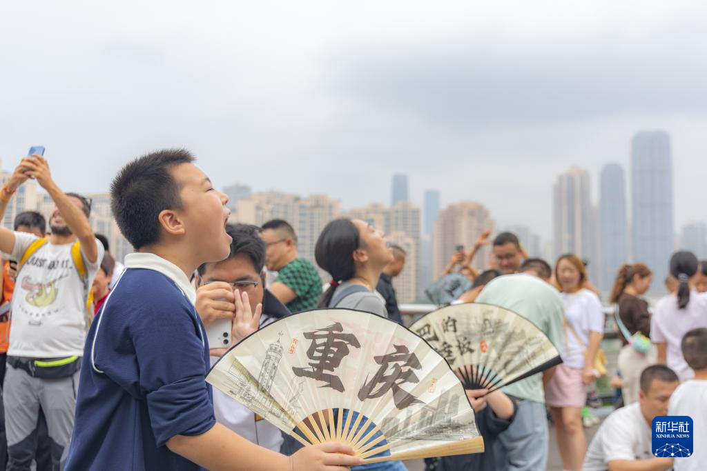 10月3日，游客在重庆市渝中区李子坝观景平台游览。新华社记者 黄伟 摄