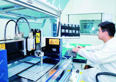 ▲精密探针测试区，工程师对芯片进行微米级点触测试。