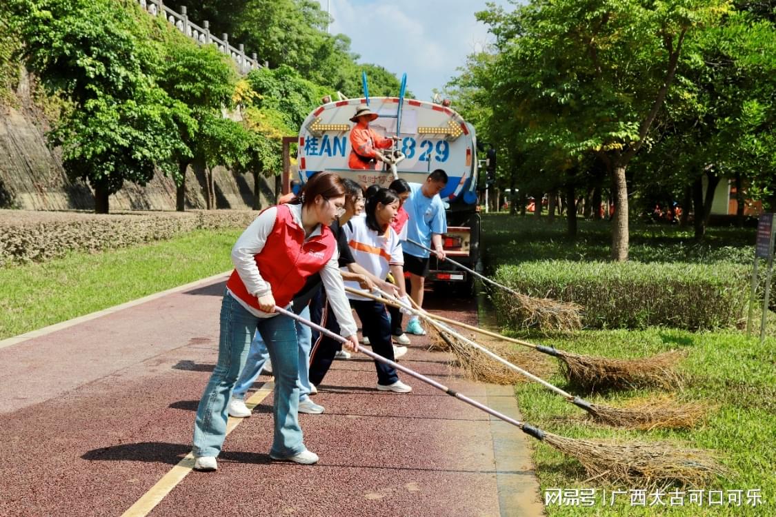 志愿者与环卫工人合力清扫积水