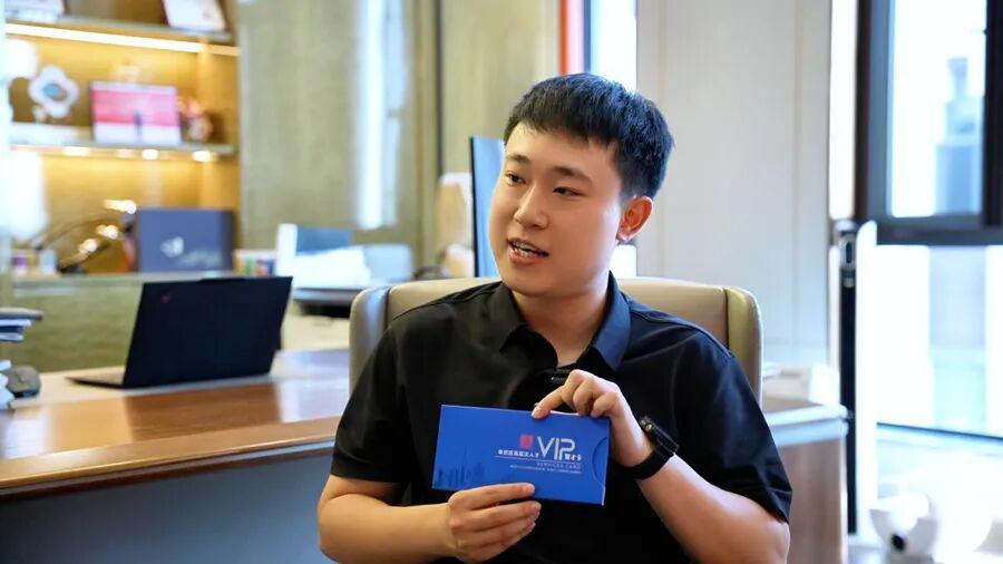 奉贤为黎昊颁发了第一批“贤才卡”。