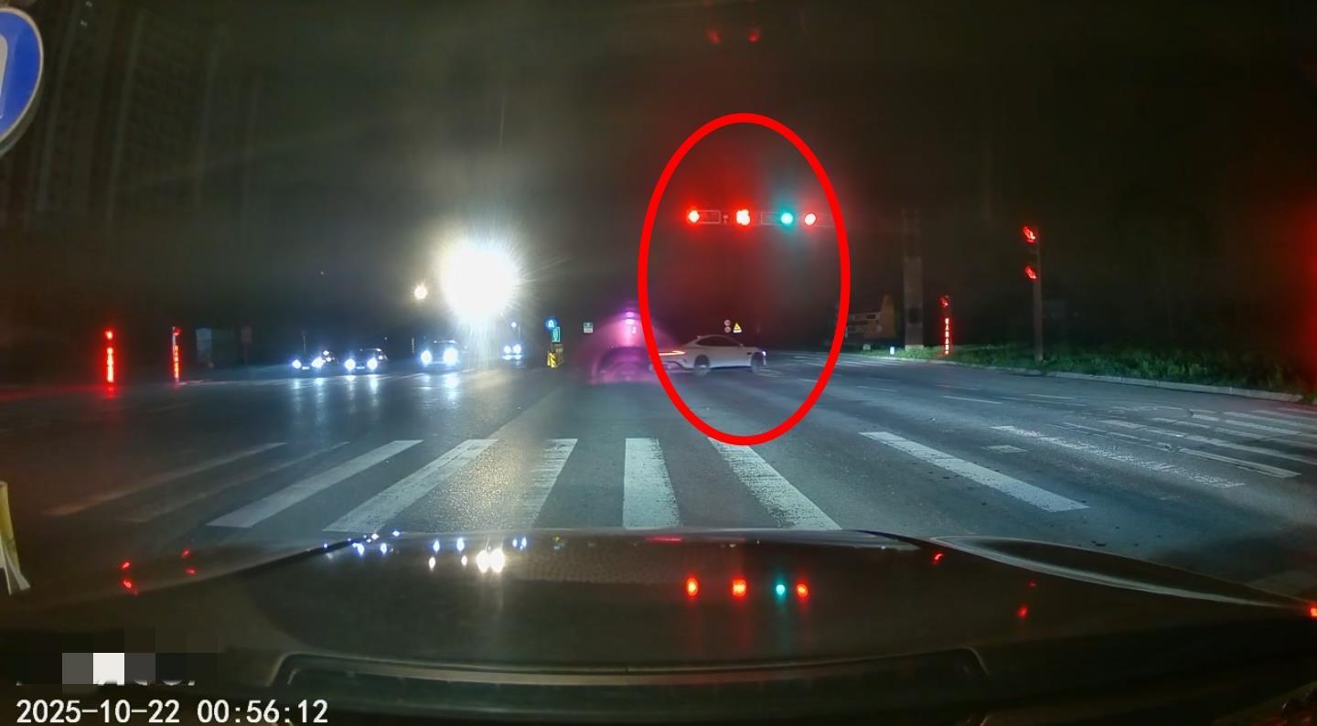 轿车左右“漂移”闯红灯（视频截图）