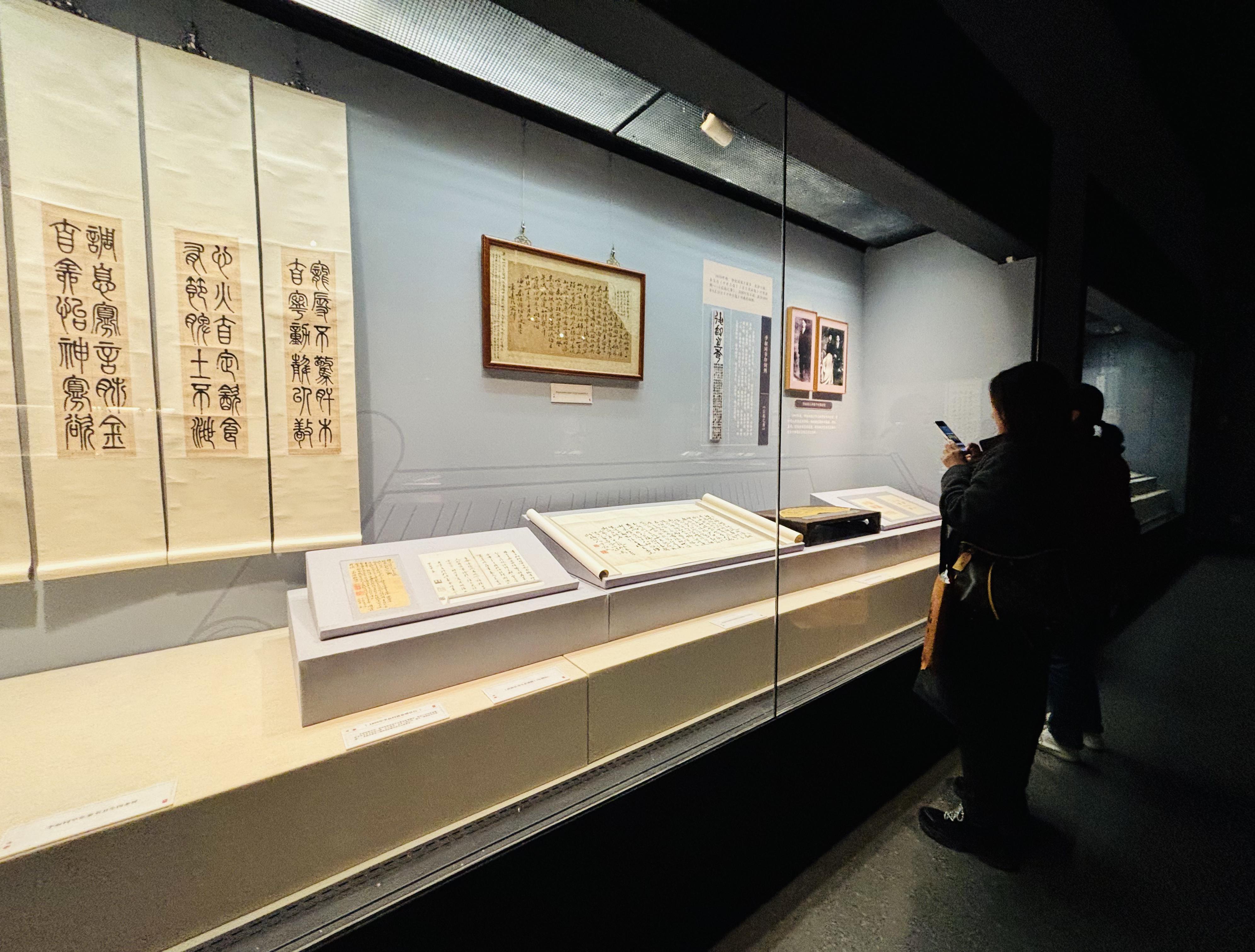 　　观众在展览上参观。新华社记者 周润健 摄