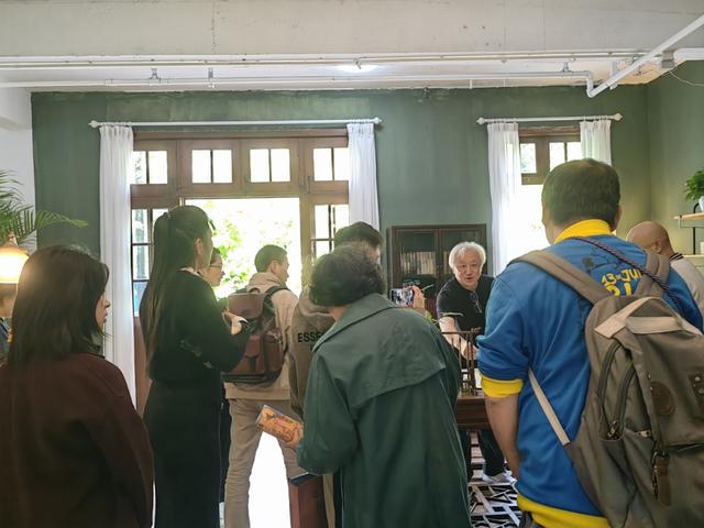 会客厅里客流不息 钟菡 摄