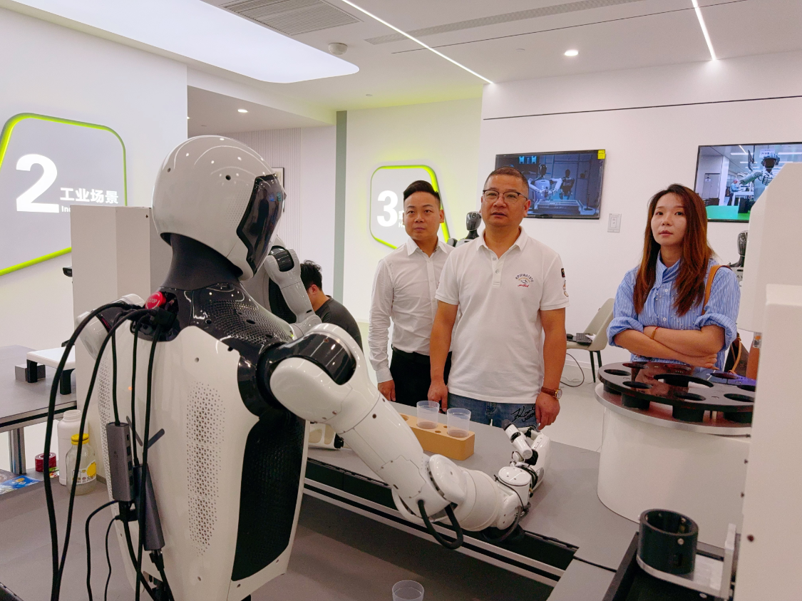 李春波陪同客户参观机器人中心