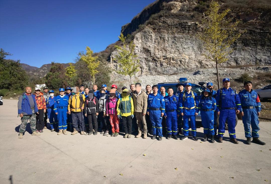 被救六人与蓝天救援队队员合影。