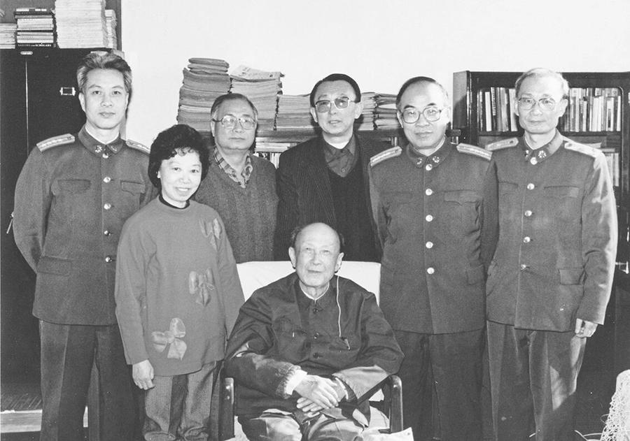 钱学森（中坐者）与学术讨论小组成员合影