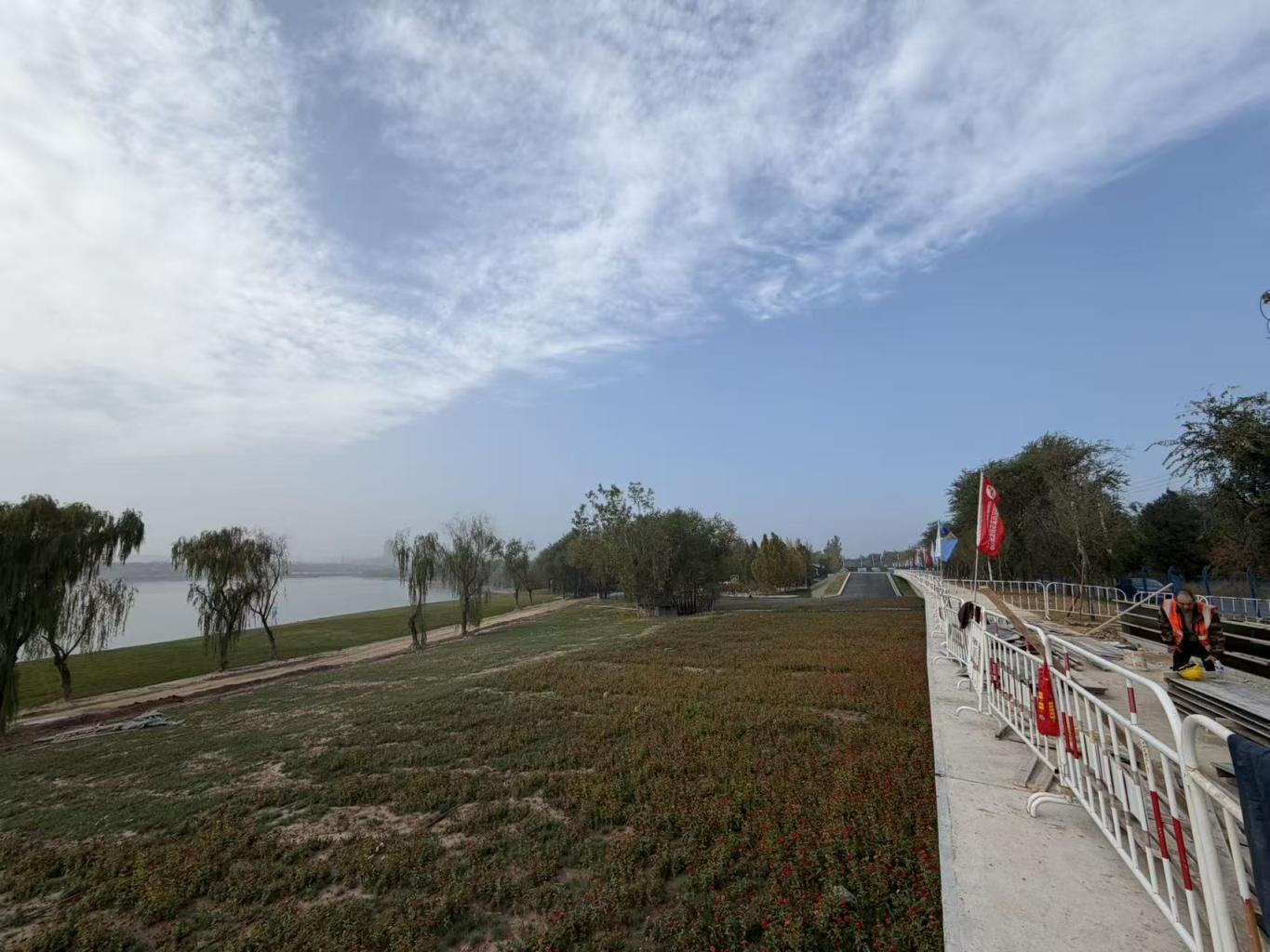 永定河左岸堤防堤顶滨水慢行系统正在施工